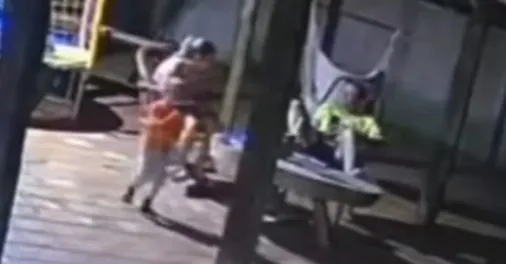 Imagem ilustrativa da notícia: Criança de 2 anos pega arma do pai e mata a mãe com tiro acidental