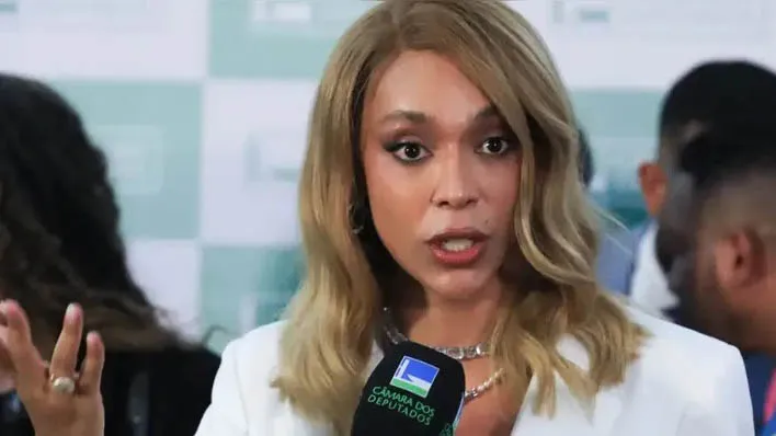 Imagem ilustrativa da notícia: Erika Hilton pede bloqueio das contas de Eduardo Bolsonaro