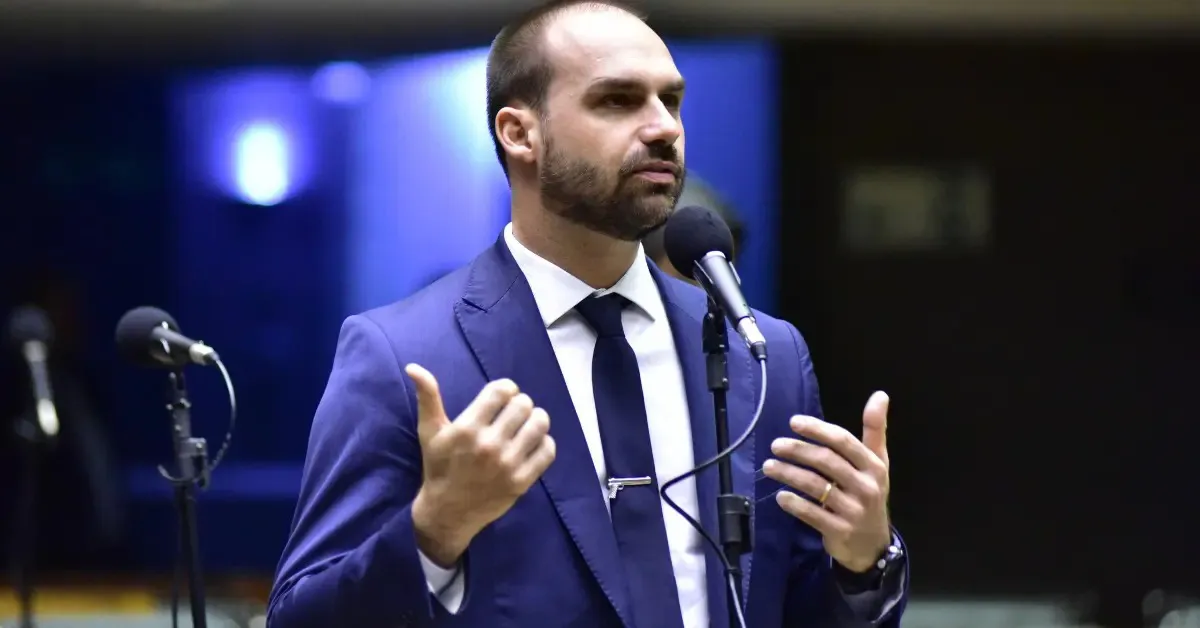 Imagem ilustrativa da notícia: Eduardo Bolsonaro pode voltar a fritar hambúrguer nos EUA. Entenda!