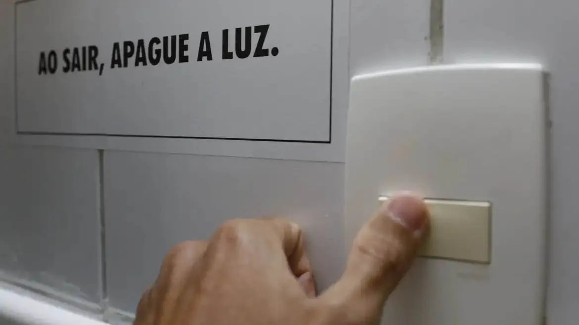 Imagem ilustrativa da notícia: Conta de luz terá bandeira vermelha patamar 2 em agosto
