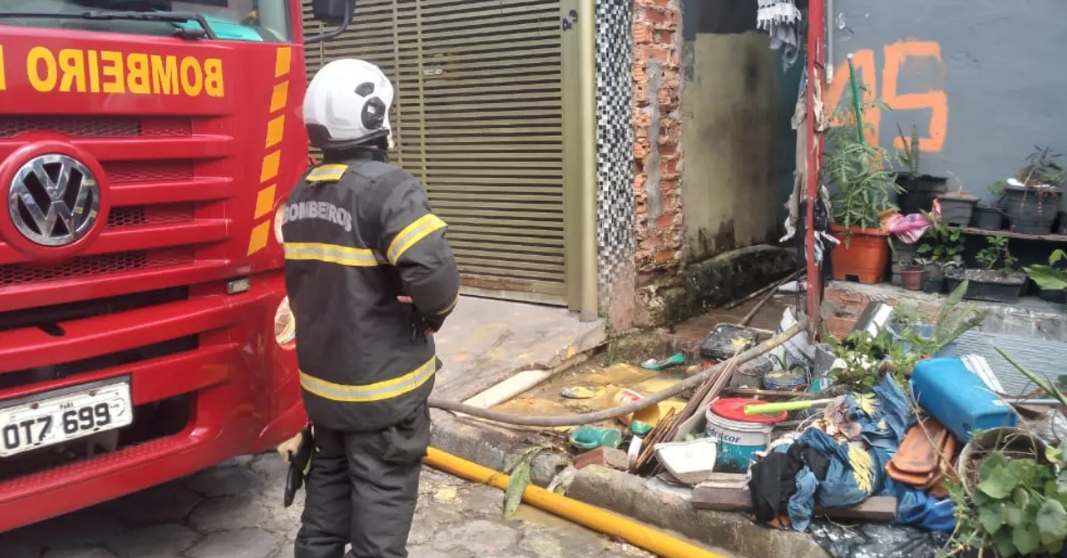 Imagem ilustrativa da notícia: Incêndio destrói casa na avenida Duque de Caxias em Belém