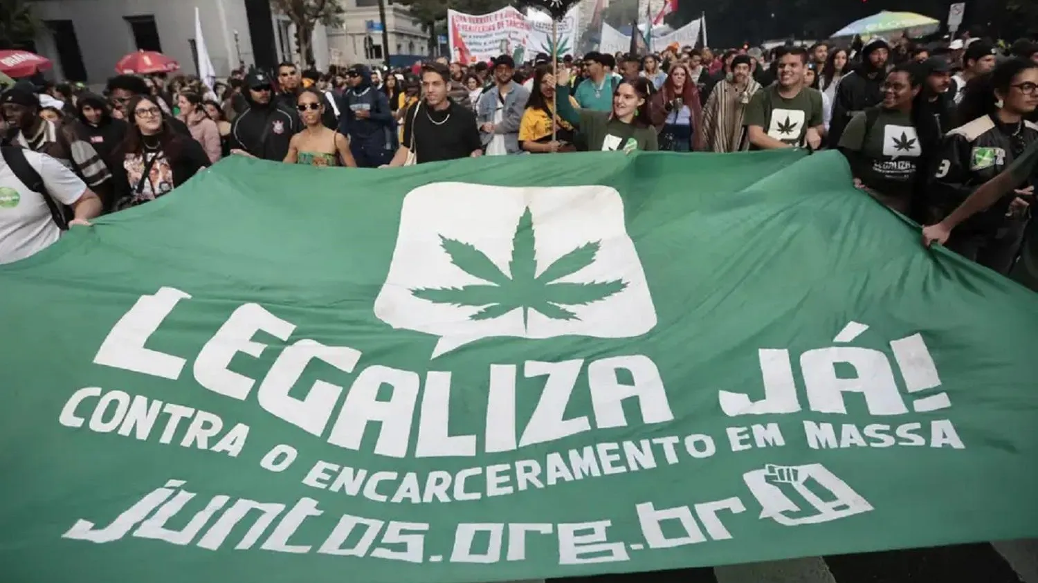 Imagem ilustrativa da notícia: Marcha da Maconha leva multidão à Avenida Paulista