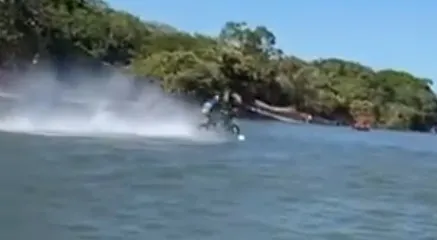 Imagem ilustrativa da notícia: Vídeo: homem atravessa rio de moto em Afuá, no Pará