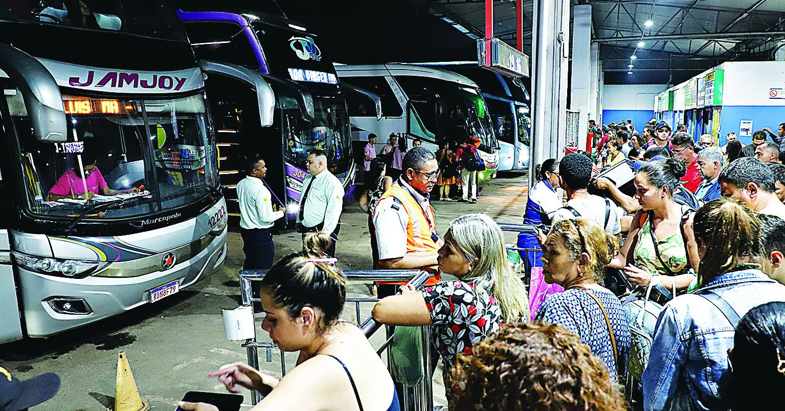 Imagem ilustrativa da notícia: Passageiros movimentam terminais para o feriadão