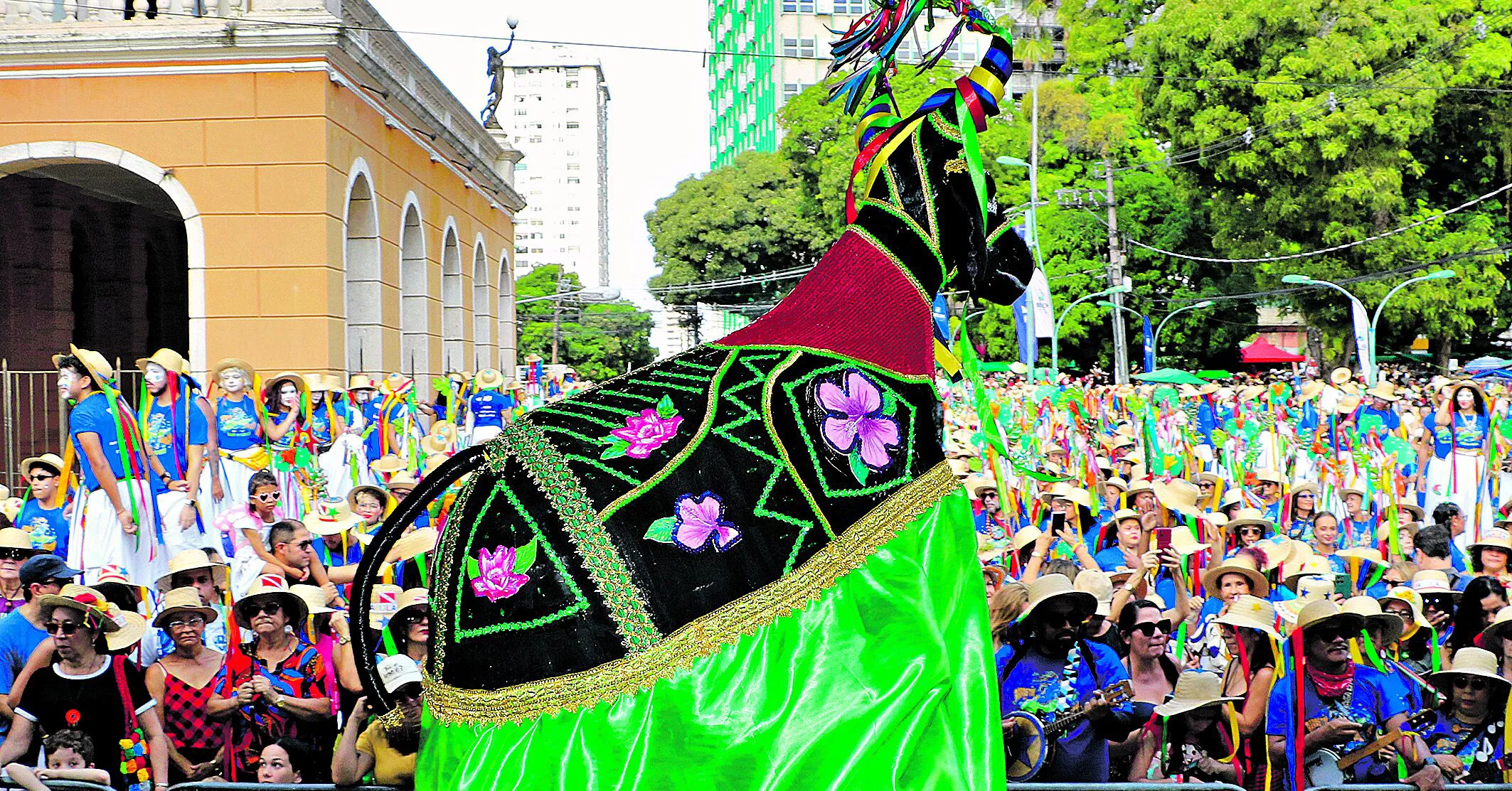 Imagem ilustrativa da notícia: Pavulagem volta a arrastar multidões em 2º cortejo junino