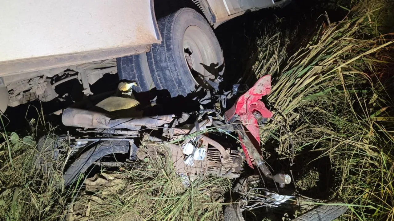 Imagem ilustrativa da notícia: Vídeo: Homem morre após colisão com micro-ônibus na BR-222