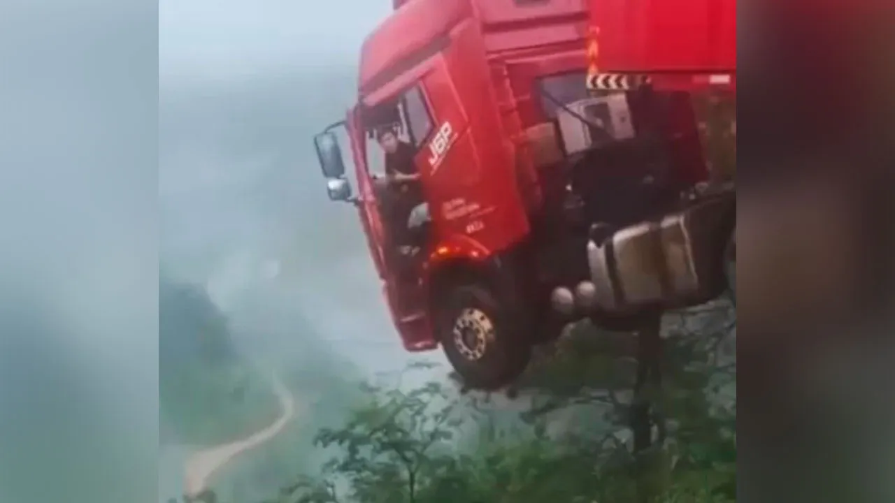 Imagem ilustrativa da notícia: Vídeo: motorista fica pendurado em ponte após desabamento