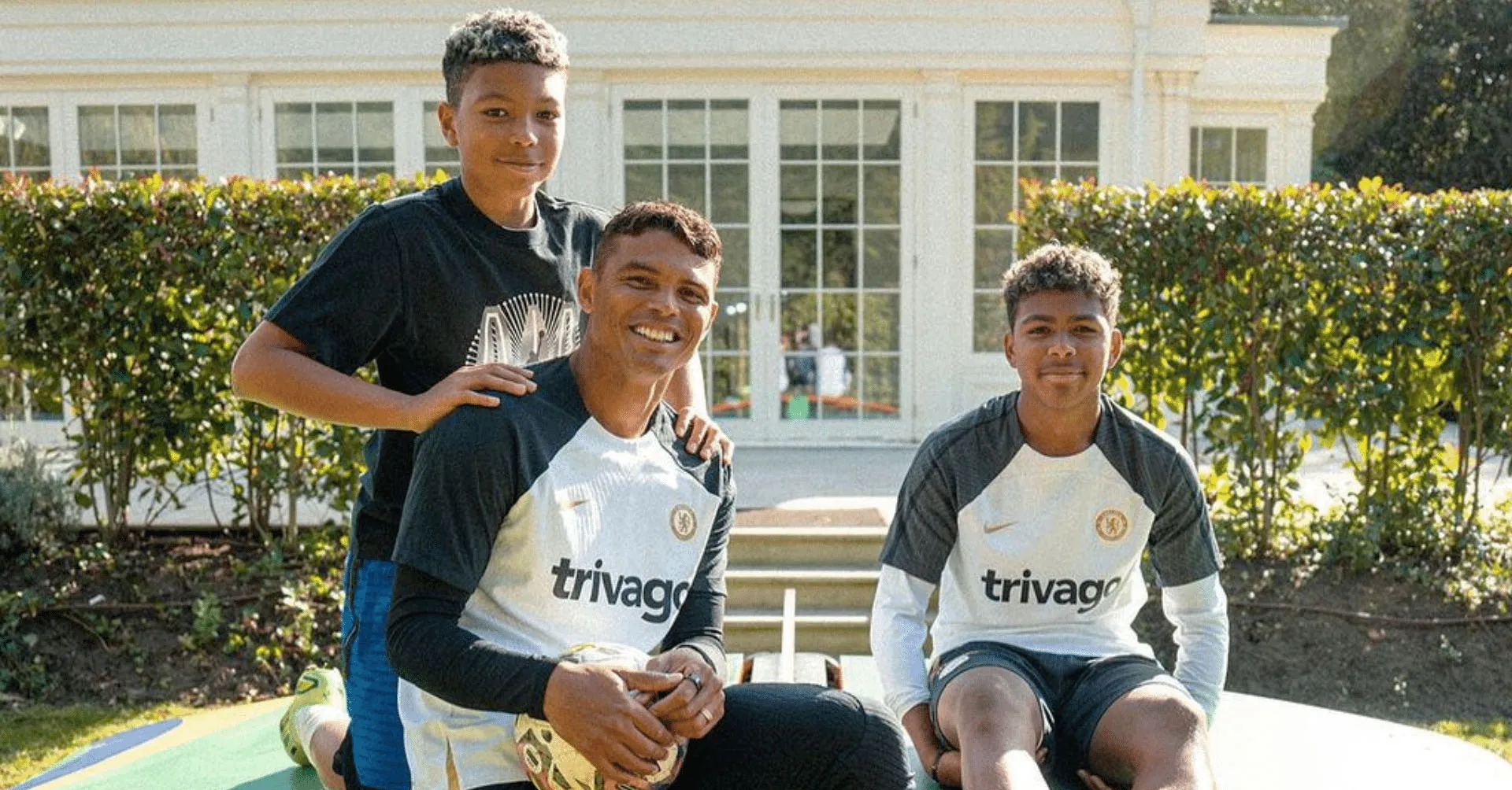 Imagem ilustrativa da notícia: Thiago Silva mantém legado no Chelsea com idolatria e filhos