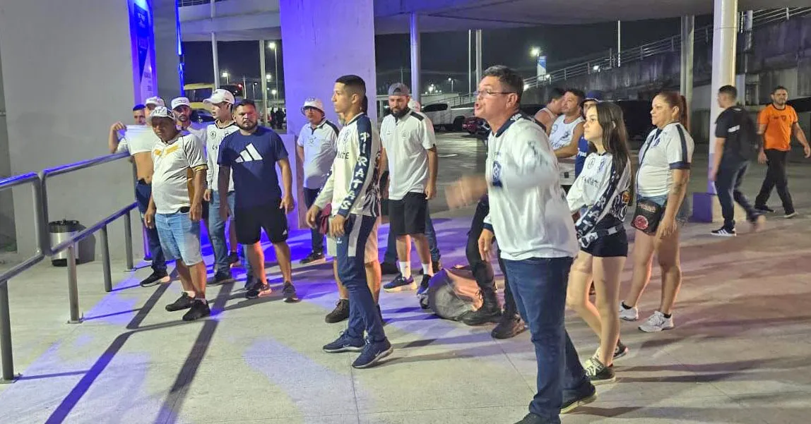 Imagem ilustrativa da notícia: Vídeo: torcida do Remo protesta e chama técnico de "burro"