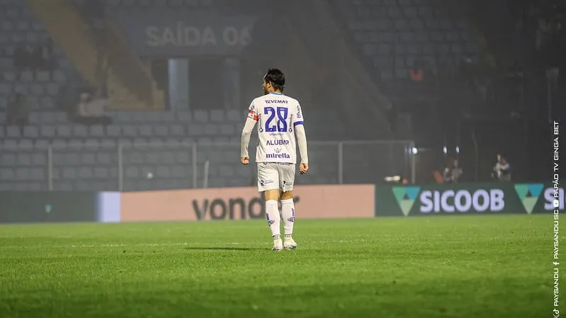Imagem ilustrativa da notícia: Com liderança e cartões, Leandro Vilela chega a 70 jogos pelo Paysandu