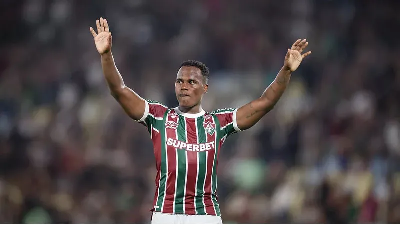 Imagem ilustrativa da notícia: Arias é ovacionado no Maracanã em último jogo pelo Fluminense