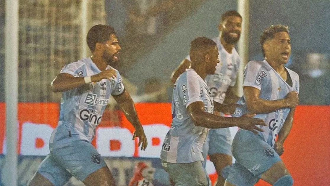 Imagem ilustrativa da notícia: Em três minutos, Paysandu vira e vence a 3ª seguida na Série B