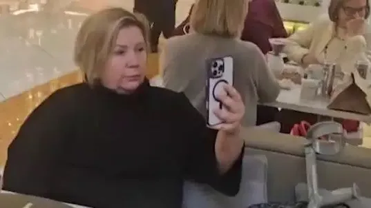 Imagem ilustrativa da notícia: Mulher é presa após chamar homem de 'bicha nojenta' em shopping