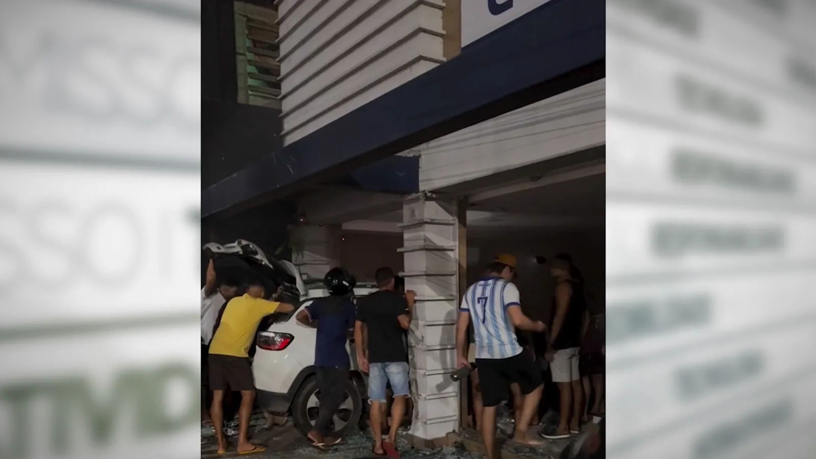 Imagem ilustrativa da notícia: Carro perde controle e invade laboratório, em Ananindeua