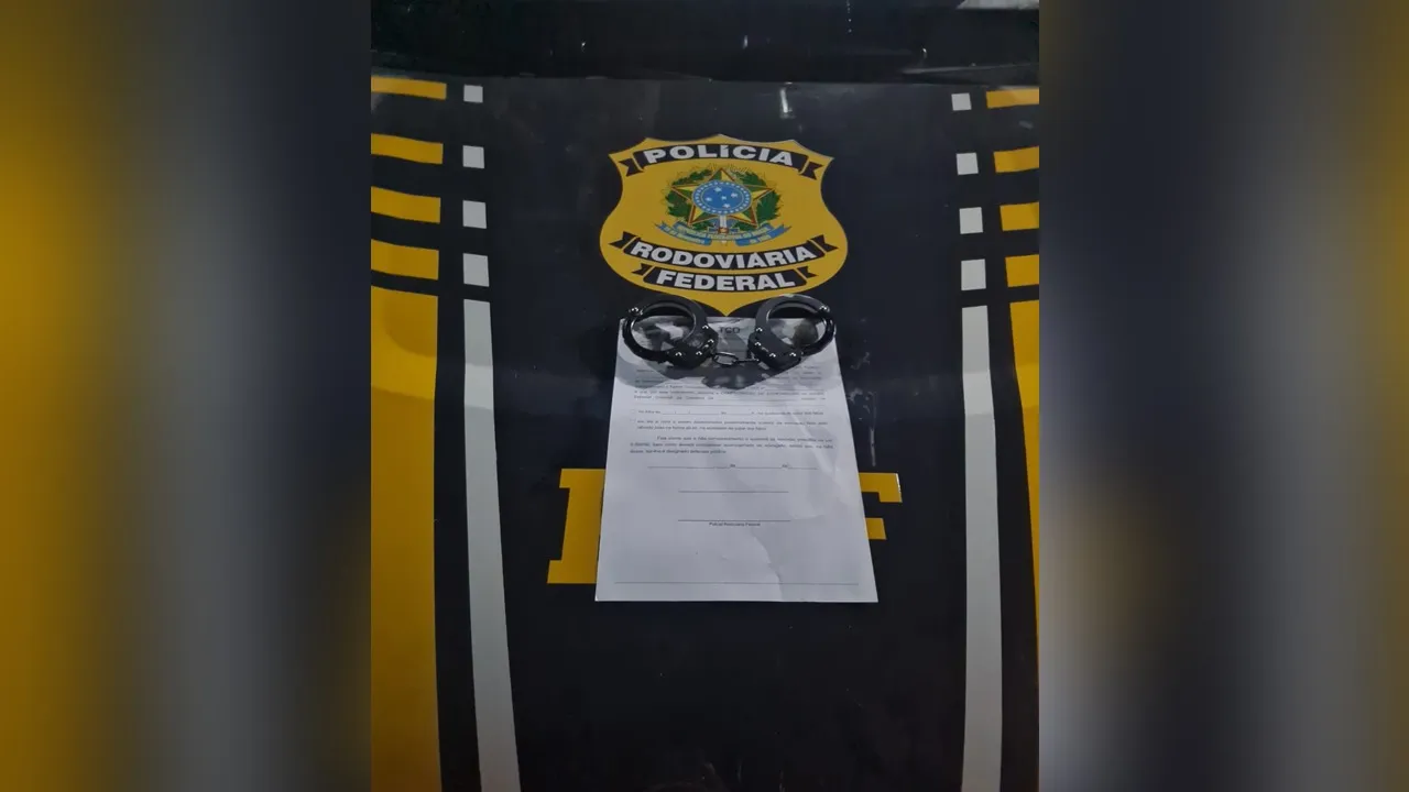 Imagem ilustrativa da notícia: Abordagem da PRF revela foragido com droga e documento falso