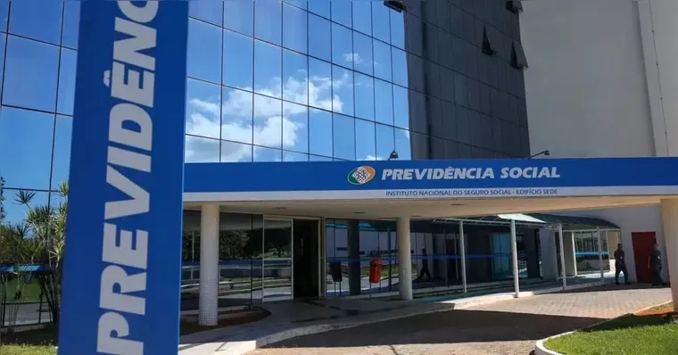 Imagem ilustrativa da notícia: Fila do INSS cai 10% em quatro meses e chega a 2,4 milhões