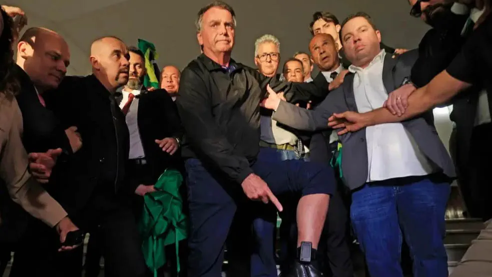 Imagem ilustrativa da notícia: Bolsonaro dá entrevista mesmo após alerta de prisão por Moraes