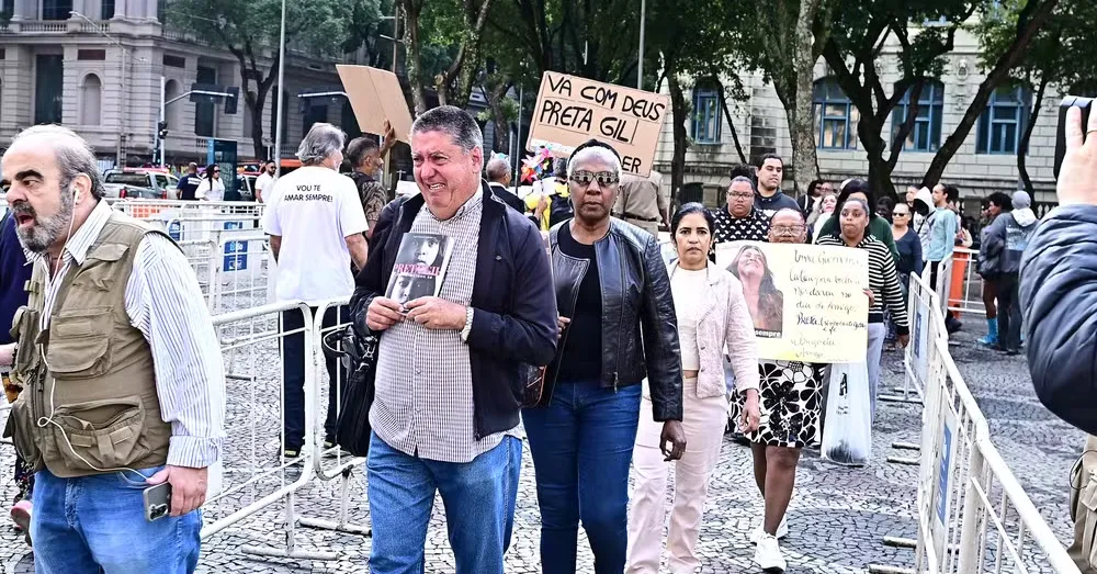 Imagem ilustrativa da notícia: Fãs se despedem e fazem homenagens emocionantes no velório de Preta Gil