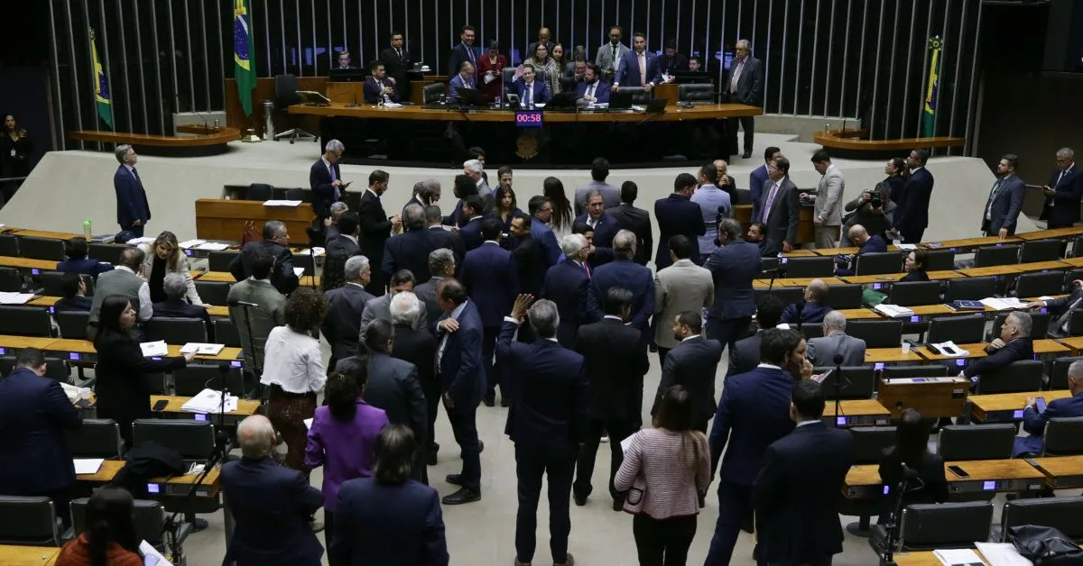 Imagem ilustrativa da notícia: Câmara aprova urgência para projeto que regulamenta licença-paternidade