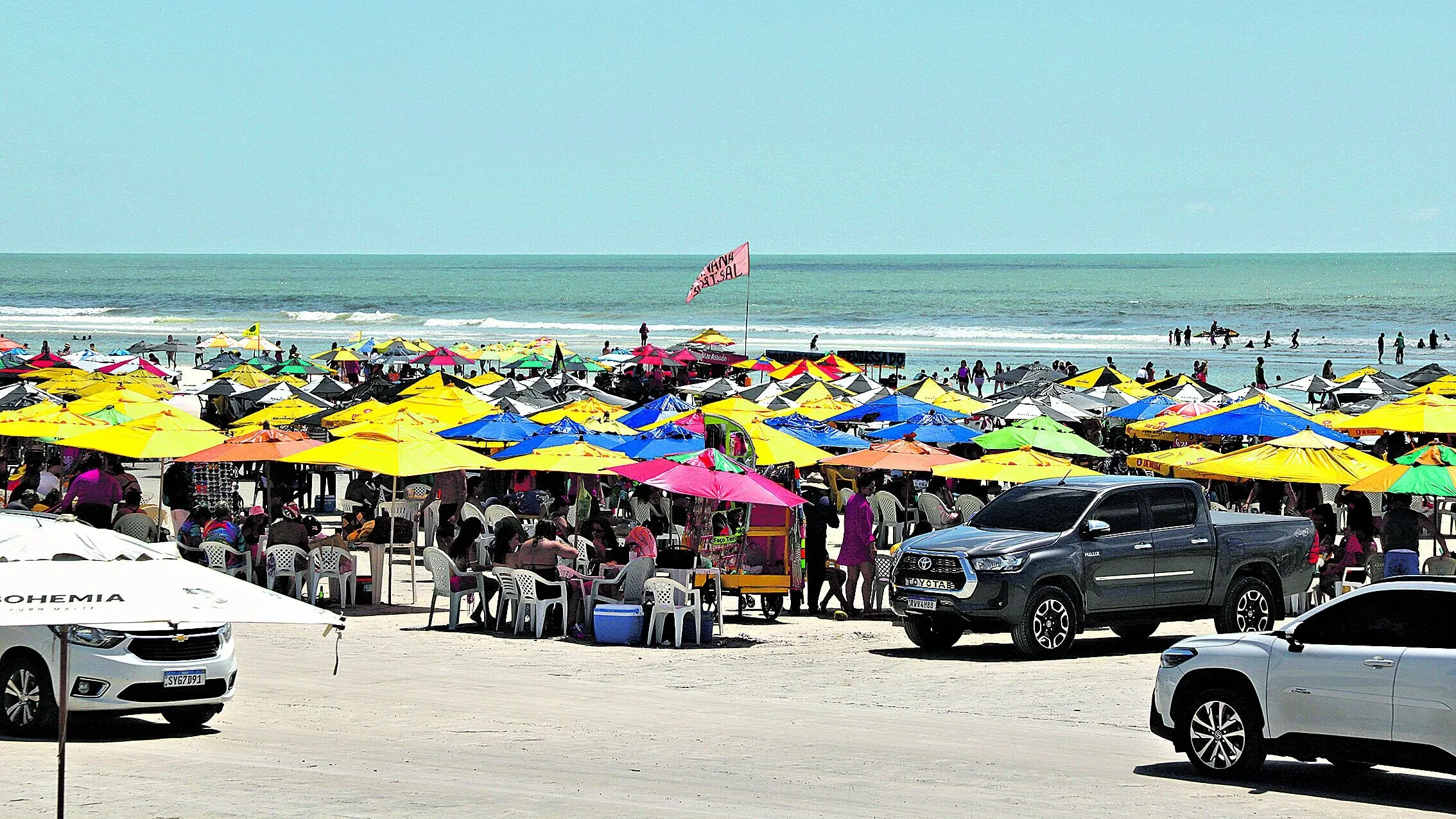 Imagem ilustrativa da notícia: Praias de Salinas ficaram lotadas no 1º domingo de férias