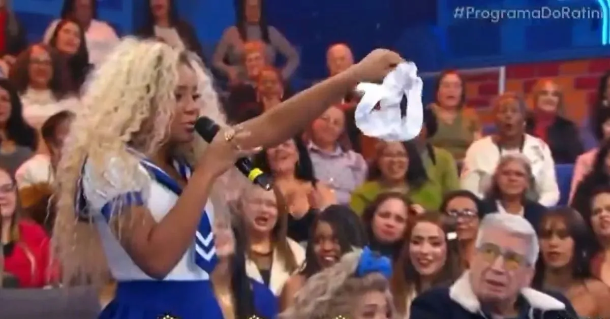 Imagem ilustrativa da notícia: Cariúcha causa polêmica ao tirar a calcinha ao vivo no SBT