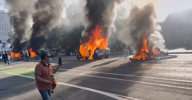 Imagem ilustrativa da notícia: Protestos contra deportações e tropas nas ruas de Los Angeles