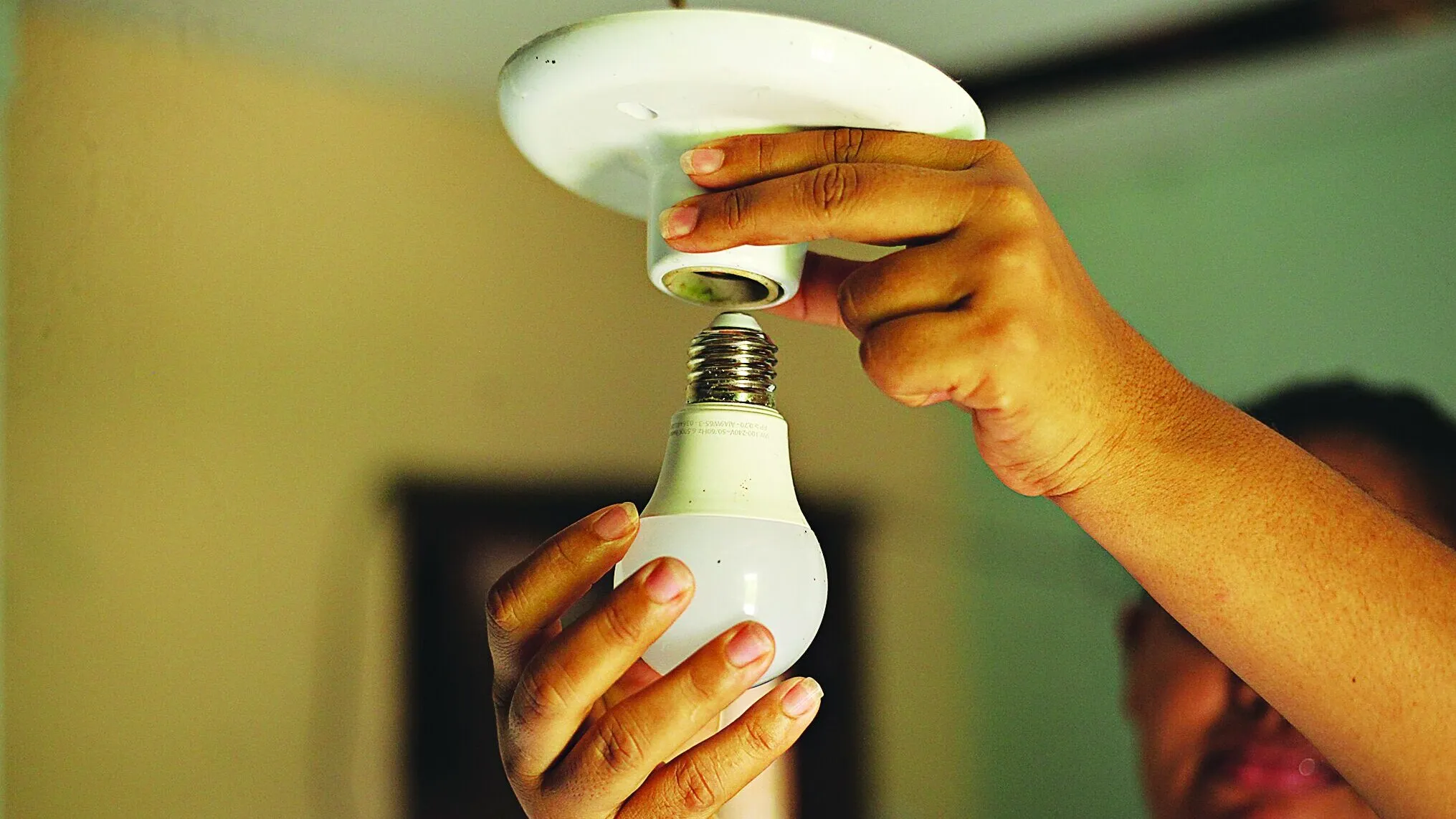 Imagem ilustrativa da notícia: Isenção na conta de luz começará a valer em julho. Veja quem tem direito!