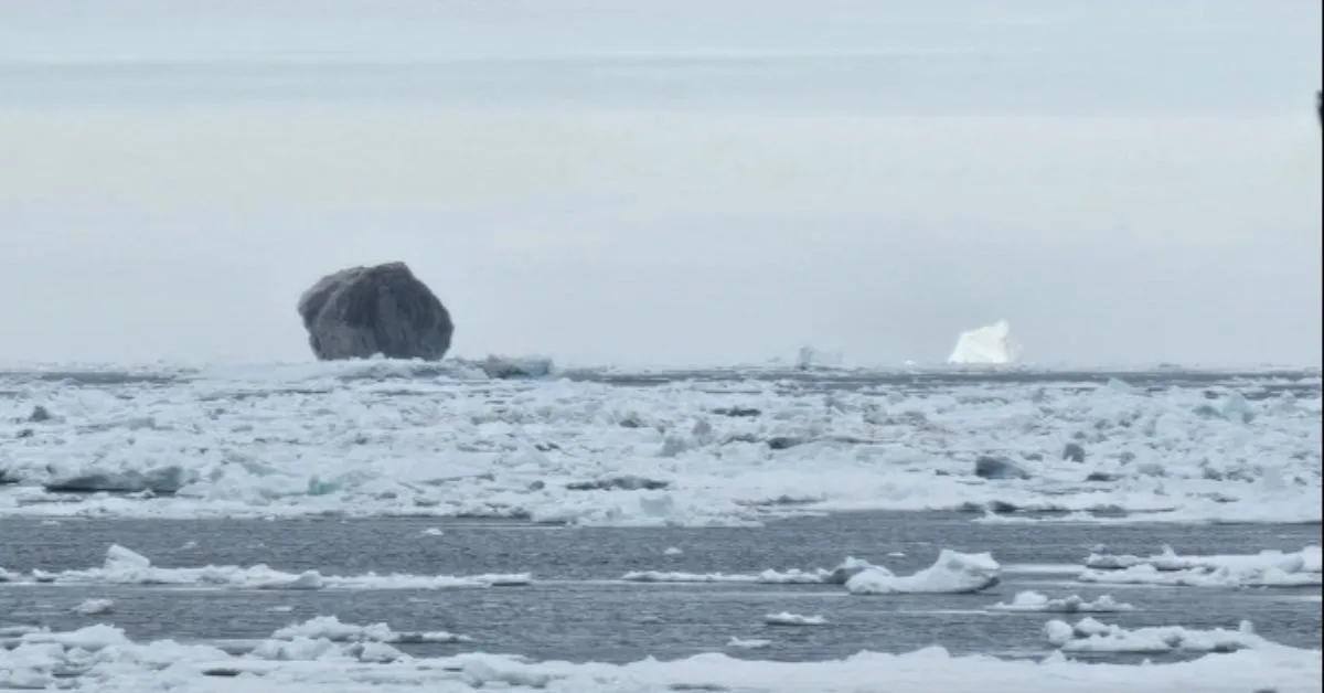 Imagem ilustrativa da notícia: Iceberg preto é flagrado por pescador no Atlântico Norte