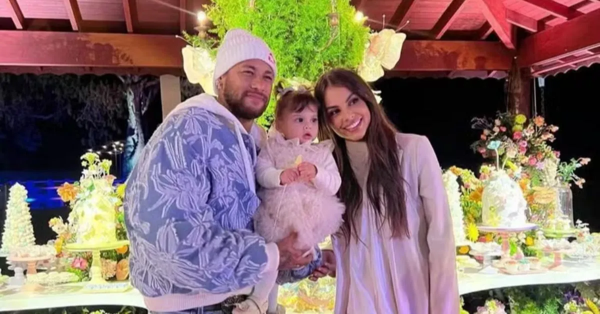 Imagem ilustrativa da notícia: Neymar e Amanda Kimberlly posam juntos no aniversário da filha