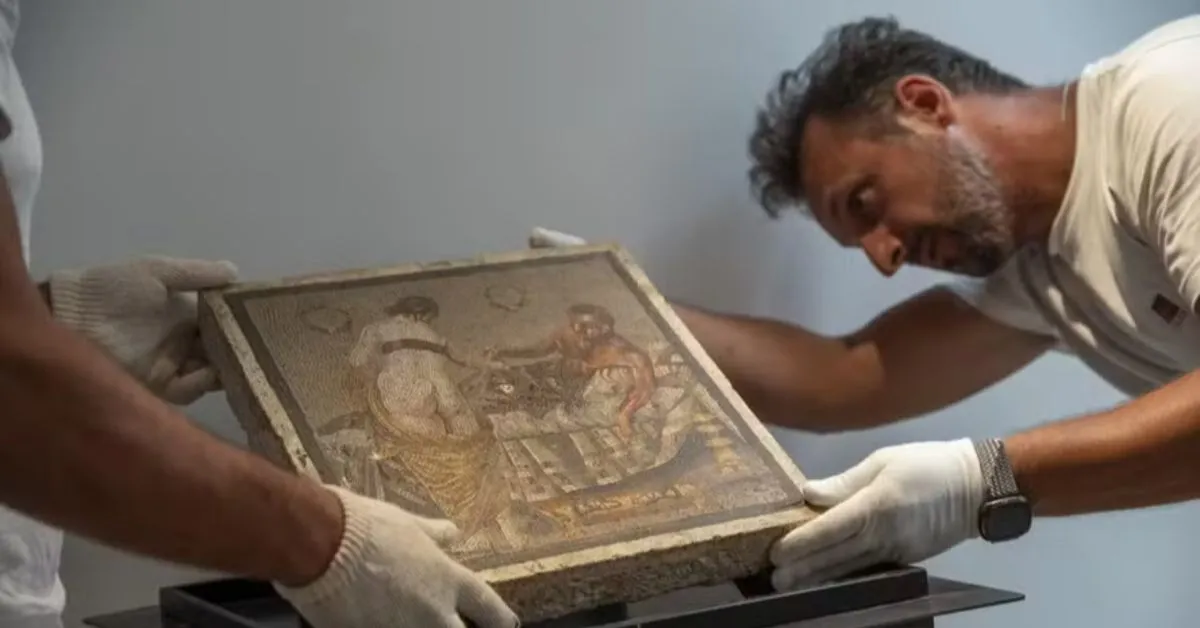 Imagem ilustrativa da notícia: Mosaico erótico roubado na 2ª Guerra é finalmente devolvido