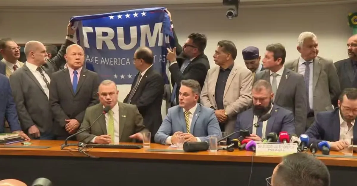 Imagem ilustrativa da notícia: Delegado Caveira segura bandeira de Trump no Congresso após taxa dos EUA