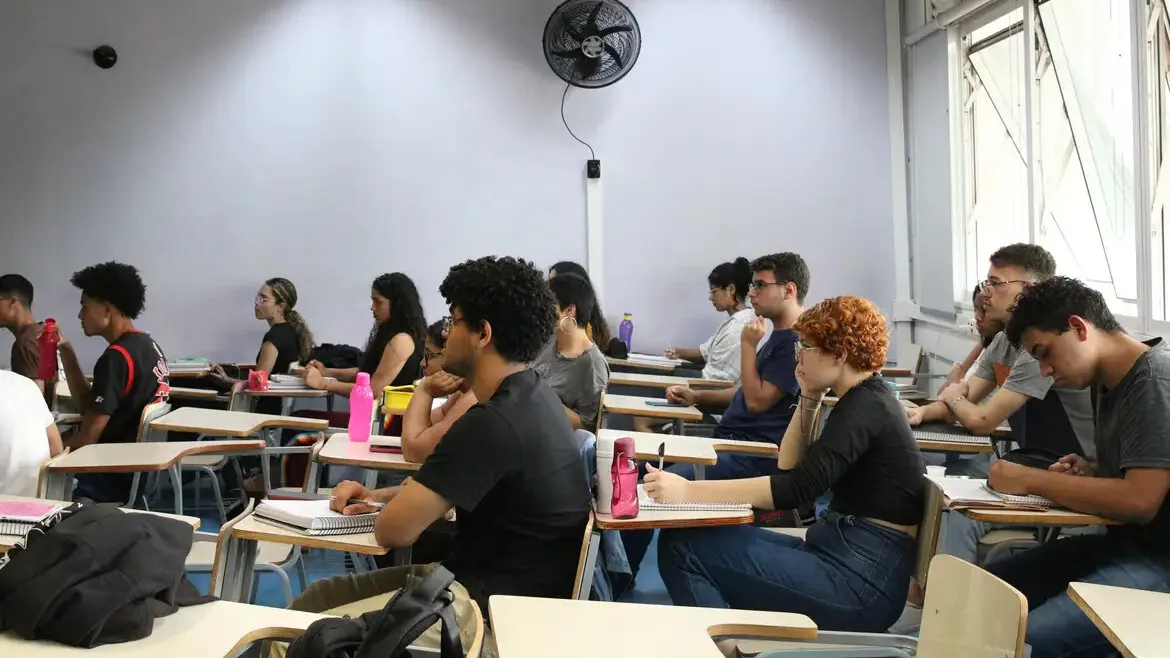 Imagem ilustrativa da notícia: Concursos têm mais 400 vagas abertas no Brasil com salários de até R$ 9 mil; confira