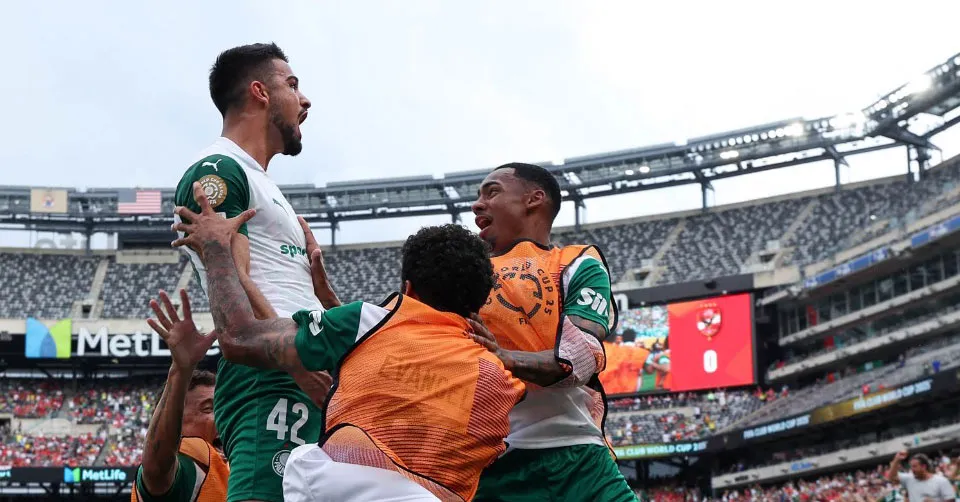 Imagem ilustrativa da notícia: Palmeiras supera sustos, paralisação e vence Al Ahly 