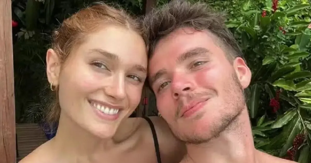 Imagem ilustrativa da notícia: Marido de Sasha exibe bumbum e apaga logo em seguida; veja