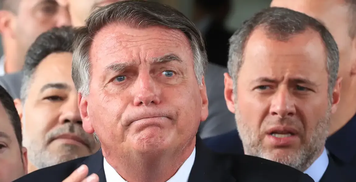 Imagem ilustrativa da notícia: Ex-presidente Bolsonaro é alvo da PF e usará tornozeleira eletrônica