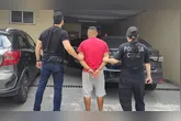 O suspeito foi preso e conduzido para a delegacia após a filha denunciar os abusos.