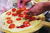 O surgimento da pizza moderna, do jeito que conhecemos hoje, é atribuído aos povos do sul da Itália, especialmente em Nápoles.