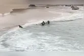 Surfistas salvam adolescente na praia
