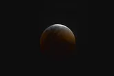 A “Lua de sangue” de 7 de setembro será um eclipse lunar total com tom avermelhado intenso.