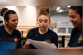 Pesquisa mostra que 57,3% dos jovens na América Latina são influenciados pela IA ao decidir qual futuro profissional seguir.