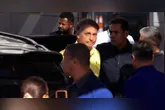Pela primeira vez desde que iniciou a prisão domiciliar, o ex-presidente Jair Bolsonaro deixou sua residência neste sábado (16) para realizar exames médicos em Brasília.