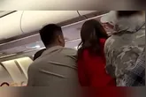 Uma comissária de bordo teria dito "senta aí" durante a discussão, o que exaltou os ânimos dos passageiros.