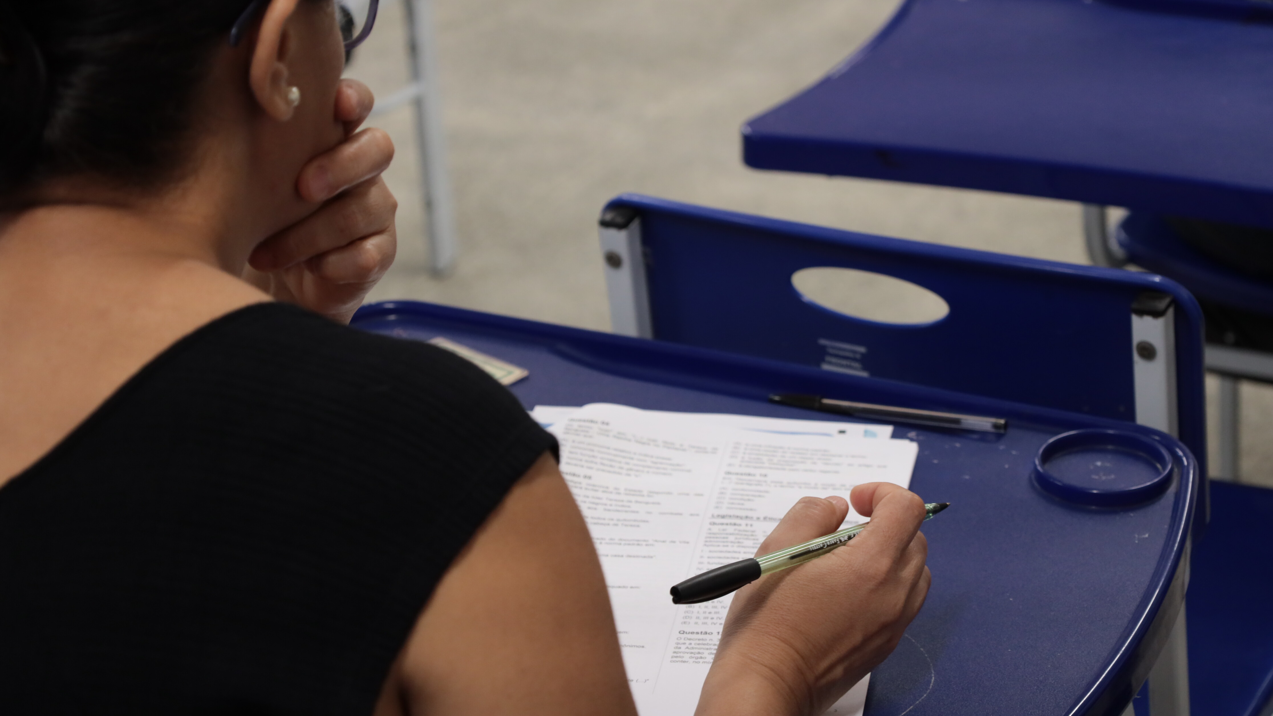 Os editais dos concursos da Unicamp, publicados em agosto de 2025, visam preencher 21 vagas para profissionais de níveis médio e superior.