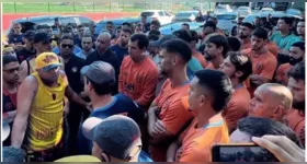 O atacante Pablo e o técnico Daniel Paulista foram os principais alvos da fúria dos torcedores durante a invasão.