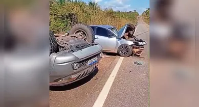 Imagem ilustrativa da notícia: Vídeo: veículos batem e capotam em grave acidente na BR-230