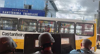 Imagem ilustrativa da notícia: Reféns em ônibus: criminoso faz live e se entrega após 2h de assalto