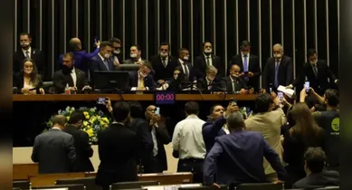 Imagem ilustrativa da notícia: Câmara pede suspensão de cinco deputados após tumulto no plenário
