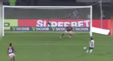 Imagem ilustrativa da notícia: VÍDEO: Lateral do Flamengo revela "truque" que evitou gol de Rony
