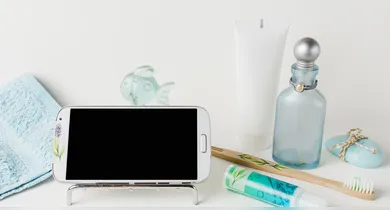 Imagem ilustrativa da notícia: Escutar música durante o banho pode estragar o celular? Veja os riscos