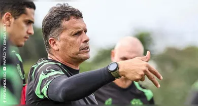 Imagem ilustrativa da notícia: Claudinei surpreende e vai comandar o Paysandu contra a Chapecoense